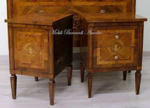 Comodino in legno massiccio con intarsi in stile neoclassico Maggiolini produzione artigianale italiana